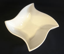 Lade das Bild in den Galerie-Viewer, BEILAGENSCHALE - Porzellan, Quadratische Schweifende Sternform Motiv Dekor