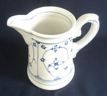 Lade das Bild in den Galerie-Viewer, MILCH~ GETRÄNKEKANNE - Porzellan, Indisch Blau Strohblumen Dekor