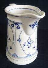 Lade das Bild in den Galerie-Viewer, MILCH~ GETRÄNKEKANNE - Porzellan, Indisch Blau Strohblumen Dekor