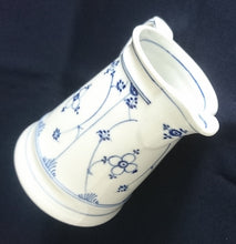 Lade das Bild in den Galerie-Viewer, MILCH~ GETRÄNKEKANNE - Porzellan, Indisch Blau Strohblumen Dekor