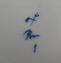 Lade das Bild in den Galerie-Viewer, MILCH~ GETRÄNKEKANNE - Porzellan, Indisch Blau Strohblumen Dekor