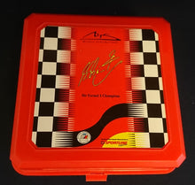 Lade das Bild in den Galerie-Viewer, BROTDOSEN -BOX MIT 4 FÄCHERN "Sportline Collection" "Michael Schuhmacher" - Kunststoff, Formel 1 Eins Zielflagge Auf- & Unterschrift Rennsport Motiv Dekor, Verschließ- & Aufklappbar