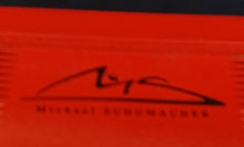 Lade das Bild in den Galerie-Viewer, BROTDOSEN -BOX MIT 4 FÄCHERN "Sportline Collection" "Michael Schuhmacher" - Kunststoff, Formel 1 Eins Zielflagge Auf- & Unterschrift Rennsport Motiv Dekor, Verschließ- & Aufklappbar