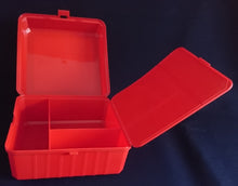 Lade das Bild in den Galerie-Viewer, BROTDOSEN -BOX MIT 4 FÄCHERN "Sportline Collection" "Michael Schuhmacher" - Kunststoff, Formel 1 Eins Zielflagge Auf- & Unterschrift Rennsport Motiv Dekor, Verschließ- & Aufklappbar