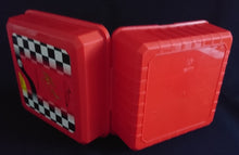 Lade das Bild in den Galerie-Viewer, BROTDOSEN -BOX MIT 4 FÄCHERN "Sportline Collection" "Michael Schuhmacher" - Kunststoff, Formel 1 Eins Zielflagge Auf- & Unterschrift Rennsport Motiv Dekor, Verschließ- & Aufklappbar