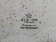 Lade das Bild in den Galerie-Viewer, DESSERTTELLER - Porzellan, Zweifärbiges Gesprenkeltes Linien Dekor, Inglasur, Handbemalt