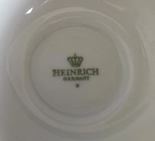 Lade das Bild in den Galerie-Viewer, 2er Set KAFFEEBECHER - Porzellan, Abstrakt Blumenblüten Rand Rüdesheim Motiv Asbach Schriftzug Relief Form Dekor