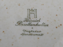 Lade das Bild in den Galerie-Viewer, SUPPENTELLER - Porzellan, Zweifärbiges Gesprenkeltes Linien Dekor, Inglasur, Handbemalt