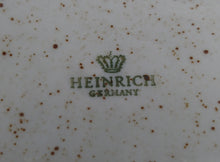 Lade das Bild in den Galerie-Viewer, SUPPENTELLER - Porzellan, Zweifärbiges Gesprenkeltes Linien Inglasur Dekor