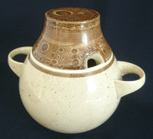 Lade das Bild in den Galerie-Viewer, SUPPENTERRINE MIT DECKEL - Porzellan, Zweifärbiges Gesprenkeltes Linien Inglasur Dekor