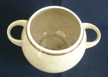 Lade das Bild in den Galerie-Viewer, SUPPENTERRINE MIT DECKEL - Porzellan, Zweifärbiges Gesprenkeltes Linien Inglasur Dekor