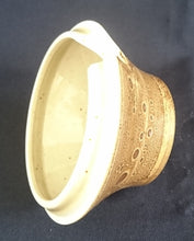 Lade das Bild in den Galerie-Viewer, SUPPENTERRINE MIT DECKEL - Porzellan, Zweifärbiges Gesprenkeltes Linien Inglasur Dekor