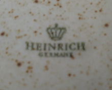 Lade das Bild in den Galerie-Viewer, SUPPENTERRINE MIT DECKEL - Porzellan, Zweifärbiges Gesprenkeltes Linien Inglasur Dekor