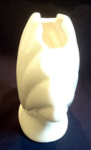 Lade das Bild in den Galerie-Viewer, BLUMENVASE - Keramik / Steingut, Moderne Muschelform Relief Design Dekor