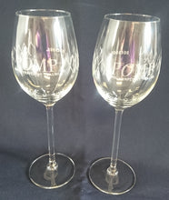 Lade das Bild in den Galerie-Viewer, 2er Set GETRÄNKEGLÄSER "Pomp" - Hartglas, Geometrisches Linien Aufschrift Dekor