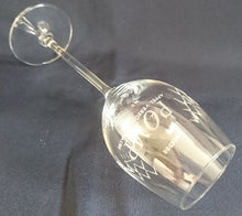 Lade das Bild in den Galerie-Viewer, GETRÄNKEGLAS "Pomp" - Hartglas, Geometrisches Linien Aufschrift Dekor