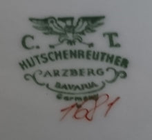 Lade das Bild in den Galerie-Viewer, BEILAGENPLATTE - Porzellan, Goldrand Reliefrand Motiv Dekor