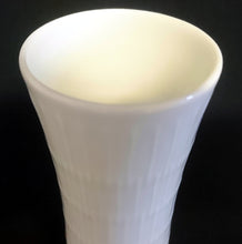 Lade das Bild in den Galerie-Viewer, BLUMENVASE "Apart" - Porzellan, Striche Linien Relief Dekor, Designer Hans Achtziger