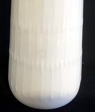 Lade das Bild in den Galerie-Viewer, BLUMENVASE "Apart" - Porzellan, Striche Linien Relief Dekor, Designer Hans Achtziger