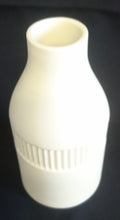 Lade das Bild in den Galerie-Viewer, BLUMENVASE - Keramik / Steingut, Geriffeltes Balken Dekor