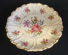 Lade das Bild in den Galerie-Viewer, SAMMELTELLER - Porzellan, Blumen Goldrand Relief Dekor