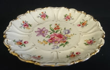 Lade das Bild in den Galerie-Viewer, SAMMELTELLER - Porzellan, Blumen Goldrand Relief Dekor