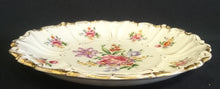 Lade das Bild in den Galerie-Viewer, SAMMELTELLER - Porzellan, Blumen Goldrand Relief Dekor