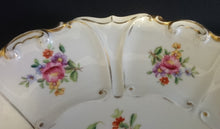 Lade das Bild in den Galerie-Viewer, SAMMELTELLER - Porzellan, Blumen Goldrand Relief Dekor