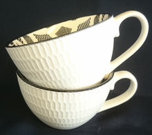 Lade das Bild in den Galerie-Viewer, KAFFEETASSE / POTT - Keramik / Steingut, Abstrakt Waben Dekor