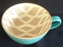 Lade das Bild in den Galerie-Viewer, KAFFEETASSE / POTT - Keramik / Steingut, Abstrakt Waben Dekor