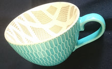 Lade das Bild in den Galerie-Viewer, KAFFEETASSE / POTT - Keramik / Steingut, Abstrakt Waben Dekor