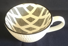 Lade das Bild in den Galerie-Viewer, KAFFEETASSE / POTT - Keramik / Steingut, Abstrakt Waben Dekor