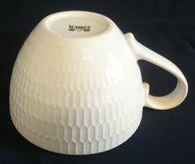 Lade das Bild in den Galerie-Viewer, KAFFEETASSE / POTT - Keramik / Steingut, Abstrakt Waben Dekor