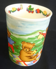 Lade das Bild in den Galerie-Viewer, KINDERTASSE "Gallery" - Porzellan, Sommer Bärchen Picknick Motiv Dekor