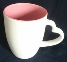Lade das Bild in den Galerie-Viewer, KAFFEETASSE - Porzellan, Zweifärbiges Herz Relief Henkelform Motiv Dekor