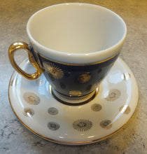 Lade das Bild in den Galerie-Viewer, 2er Set KAFFEETASSEN - Porzellan, Kobalt Linien Goldrand Sonne Blumenblüten Dekor