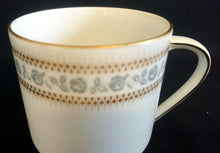 Lade das Bild in den Galerie-Viewer, MOCCA~ KAFFEETASSE - Porzellan, Goldrand Abstrakt Rosen Blumen Blüten Blatt Bältter Pflanzen Motiv Dekor