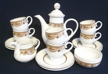 Lade das Bild in den Galerie-Viewer, MOCCA KAFFEEKANNE MIT DECKEL "Friesland Atlantis" - Porzellan, Goldrand Abstrakt Muschel Fisch Schuppen Relief Dekor