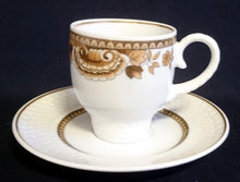 Lade das Bild in den Galerie-Viewer, MOCCA UNTERTASSE "Friesland Atlantis" - Porzellan, Goldrand Abstrakt Muschel Fisch Schuppen Relief Dekor