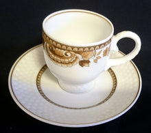 Lade das Bild in den Galerie-Viewer, 2er Set MOCCA UNTERTASSEN "Friesland Atlantis" - Porzellan, Goldrand Abstrakt Muschel Fisch Schuppen Relief Dekor