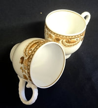 Lade das Bild in den Galerie-Viewer, 2er Set 2er MOCCAGEDECKE "Friesland Atlantis" - Porzellan, Goldrand Abstrakt Muschel Fisch Schuppen Relief Dekor