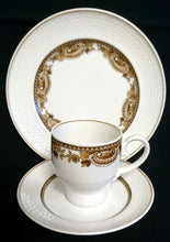 Lade das Bild in den Galerie-Viewer, UNTERTASSE "Friesland Atlantis" - Porzellan, Goldrand Abstrakt Muschel Fisch Schuppen Relief Dekor