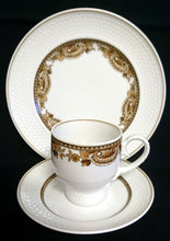 Lade das Bild in den Galerie-Viewer, 2er Set UNTERTASSEN "Friesland Atlantis" - Porzellan, Goldrand Abstrakt Muschel Fisch Schuppen Relief Dekor