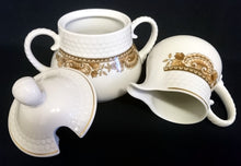 Lade das Bild in den Galerie-Viewer, ZUCKERDOSE MIT DECKEL "Friesland Atlantis" - Porzellan, Goldrand Abstrakt Muschel Fisch Schuppen Relief Dekor