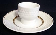 Lade das Bild in den Galerie-Viewer, EIERBECHER "Friesland Atlantis" - Porzellan, Goldrand Abstrakt Muschel Fisch Schuppen Relief Dekor