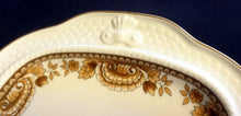Lade das Bild in den Galerie-Viewer, KUCHENPLATTE "Friesland Atlantis" - Porzellan, Goldrand Abstrakt Muschel Fisch Schuppen Relief Dekor