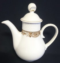 Lade das Bild in den Galerie-Viewer, MOCCA KAFFEEKANNE MIT DECKEL "Friesland Atlantis" - Porzellan, Goldrand Abstrakt Muschel Fisch Schuppen Relief Dekor