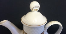 Lade das Bild in den Galerie-Viewer, MOCCA KAFFEEKANNE MIT DECKEL "Friesland Atlantis" - Porzellan, Goldrand Abstrakt Muschel Fisch Schuppen Relief Dekor