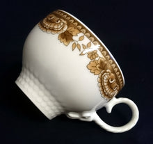 Lade das Bild in den Galerie-Viewer, TEETASSE "Friesland Atlantis" - Porzellan, Goldrand Abstrakt Muschel Fisch Schuppen Relief Dekor