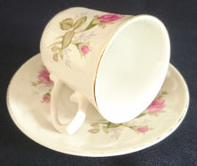 Lade das Bild in den Galerie-Viewer, 2er Set MOCCA UNTERTASSEN - Porzellan, Goldrand Rosenblumen Blüten Pflanze Gewölbte Waben Relief Motiv Dekor